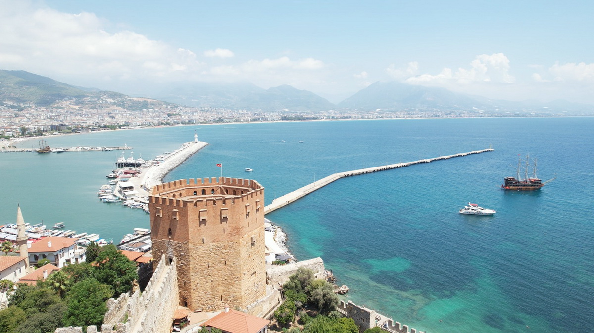 Красная башня в Аланье – символ города и средневековая крепость